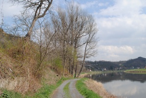 Cesta do Klecánek podél Vltavy