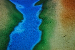 Dle výšky písku promítá různý odstín barvy