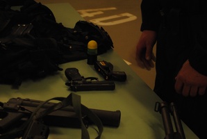 Ukázka policejní výtbroje v ČNB