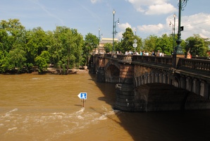 Rozvodněná Vltava u mostu Legií