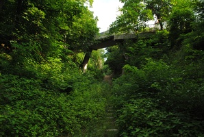 Most nad bývalou tratí z Bubenče