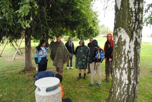 Skupinka skrývající se před deštěm v Ctiněvsi