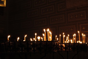 Hořící svíčky v kostele svatého Vavřince na Vyšehradě