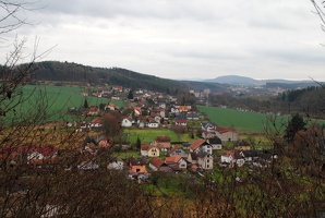 Výhled ze Zbořeného Kostelce na stejnojmenou obec