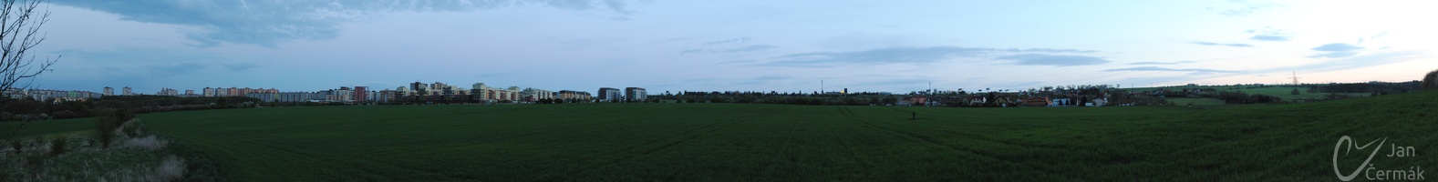Výhled na Barrandov od pole pod Holyní