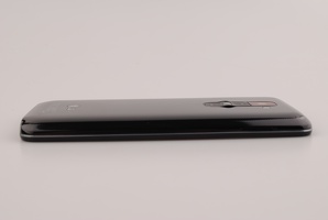 ZAdní strana LG G2 s fotoaparátem a tlačítky