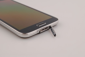 Otevřená krytka na konektory Samsung Galaxy S5