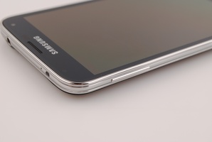 Samsung Galaxy S5 z boku