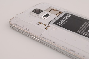 Zadní část telefonu Samsung Galaxy S5 bez krytu