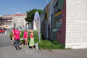 Start pochodu u Hrabalovy zdi u stanice metra Palmovka