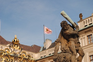 Pražský hrad s prezidentskou standardou