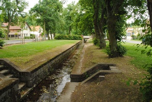 Jevany - náměstí s potokem