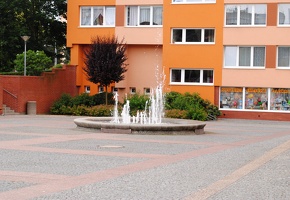 Fontána na náměstí Voskovce a Wericha v Sáazvě
