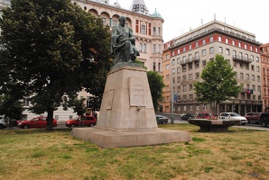 Socha Aloise Jiráska na Jiráskově náměstí