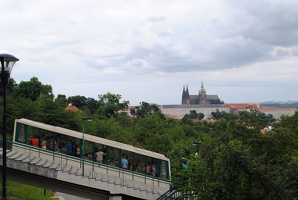 Lanová dráha s Pražským hradem v pozadí