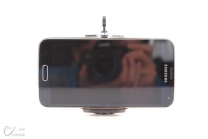 Samsung Galaxy S5 v držáku na stativ
