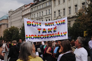 Před začátkem Prague Pride v horní části Václavského náměstí