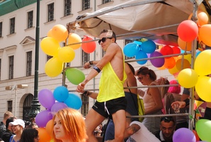 Průvod Prague Pride 2014 u obecního domu na rohu ulice Na Příkopě a náměstí Repubiky