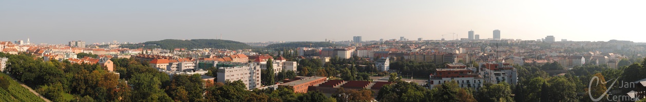 Panoramatický výhled na Prahu z Havlíčkových sadů