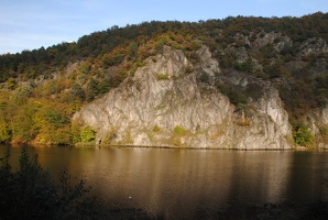 Výhled na skály a Vltavu ze skalní cesty Svatojánskými produy ze Slap do Štěchovic