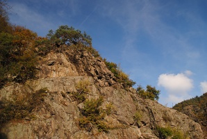 Výhled na skály a Vltavu ze skalní cesty Svatojánskými produy ze Slap do Štěchovic