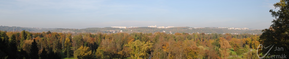 Panoramatický výhled na Stromovku a Prahu od Místodržitelského letohrádku