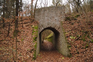 Most v lese na Koněpruské jeskyně