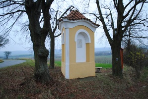 Trojhranná kaple u obce Korno