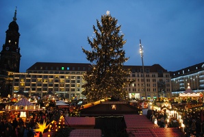 Večerní Vánoční trhy Striezelmarkt v Drážďanech