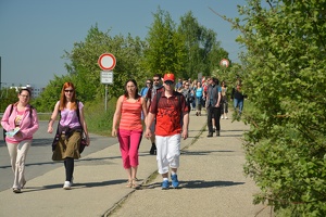 Turisté jdoucí do Čekanic u mostu přes trať
