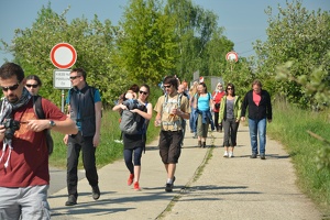 Turisté jdoucí do Čekanic u mostu přes trať