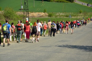 Turisté na cestě mezi Čekanicemi a Stoklasnou lhotou