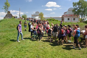 Turisté u hradu Borotín čekající na kontrolu pochodu u barokního dvoru