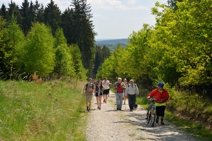 Turisté jdoucí přes Šetkův vrch do Střezimíře