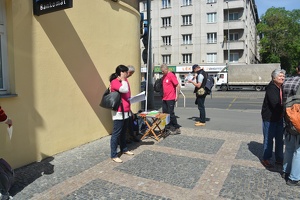 Start pochodu v Biskupcově ulici v Praze