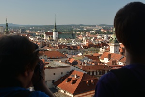 Tomové na výhledu na Brno z věže katedrály svatého Petra a Pavla
