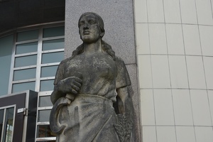 Budovatelská socha na budově Spořitelny v Mělníku