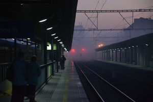 Mlha nad rozednívajícím nádražím Praha - Holešovice