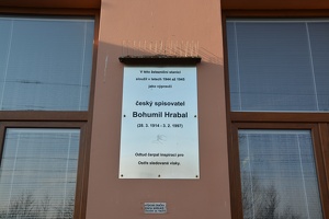 Pamětní deska Bohumila Hrabala na nádražní budově v Kostomlatech nad Labem