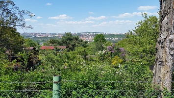 Výhled na Prahu ze zahrádkářské osady na Balkáně