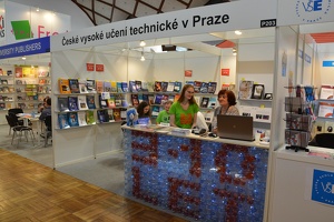 Stánek ČVUT na veletrhu Svět knihy