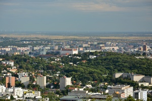 Výhled na Bratislavu z turistické rozhledny pod Kamzíkem