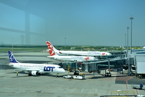 Výhled na letištní plochu z terminálu 2 letiště Praha