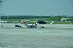 Výhled na letištní plochu z terminálu 2 letiště Praha