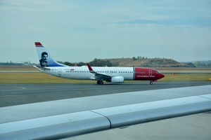 Boeing 737-800 reistrace EI-FVX společnosti Norwegian pojíždějící na letišti Praha