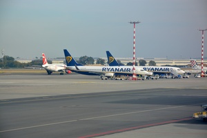 Letadla Boeing 737-800 společnosti Ryanair na letišti Praha